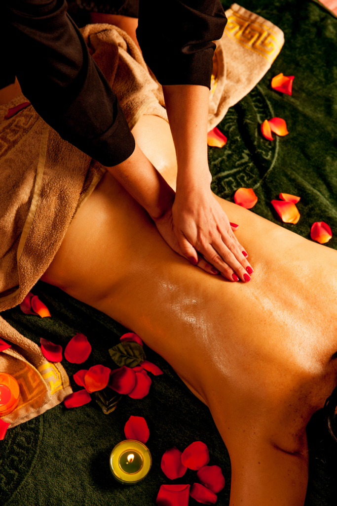 Massagem com óleo em ambiente aconchegante